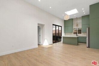 8589 Rugby Dr in West Hollywood, CA - Building Photo - Building Photo