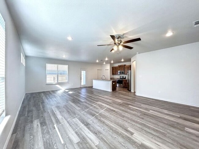 866 Freedom Cir in Nolanville, TX - Foto de edificio - Building Photo