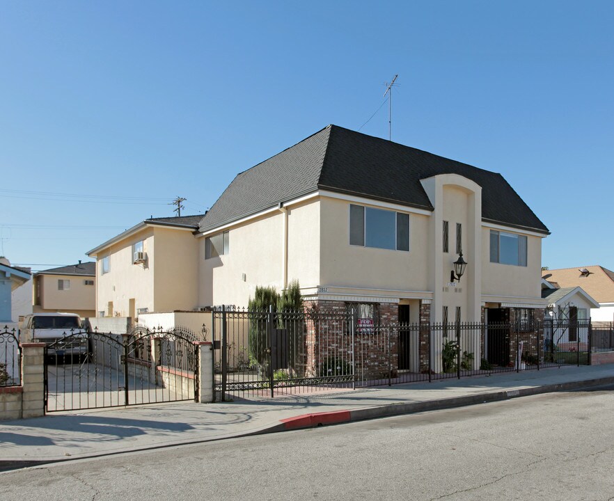 2872-2874 Clarendon Ave in Huntington Park, CA - Foto de edificio