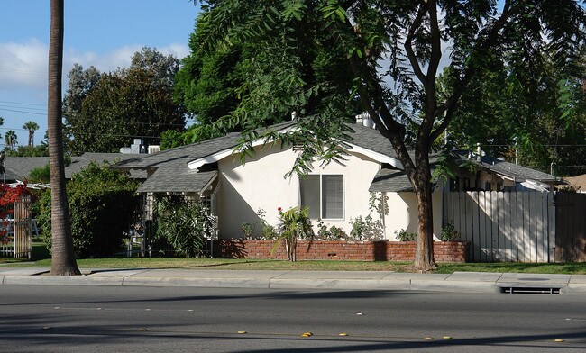 1313 S Anaheim Blvd in Anaheim, CA - Foto de edificio - Building Photo