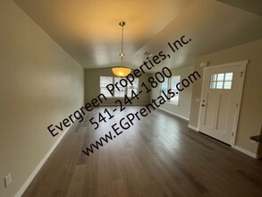 1023 SW Oliver Pl in Grants Pass, OR - Foto de edificio - Building Photo