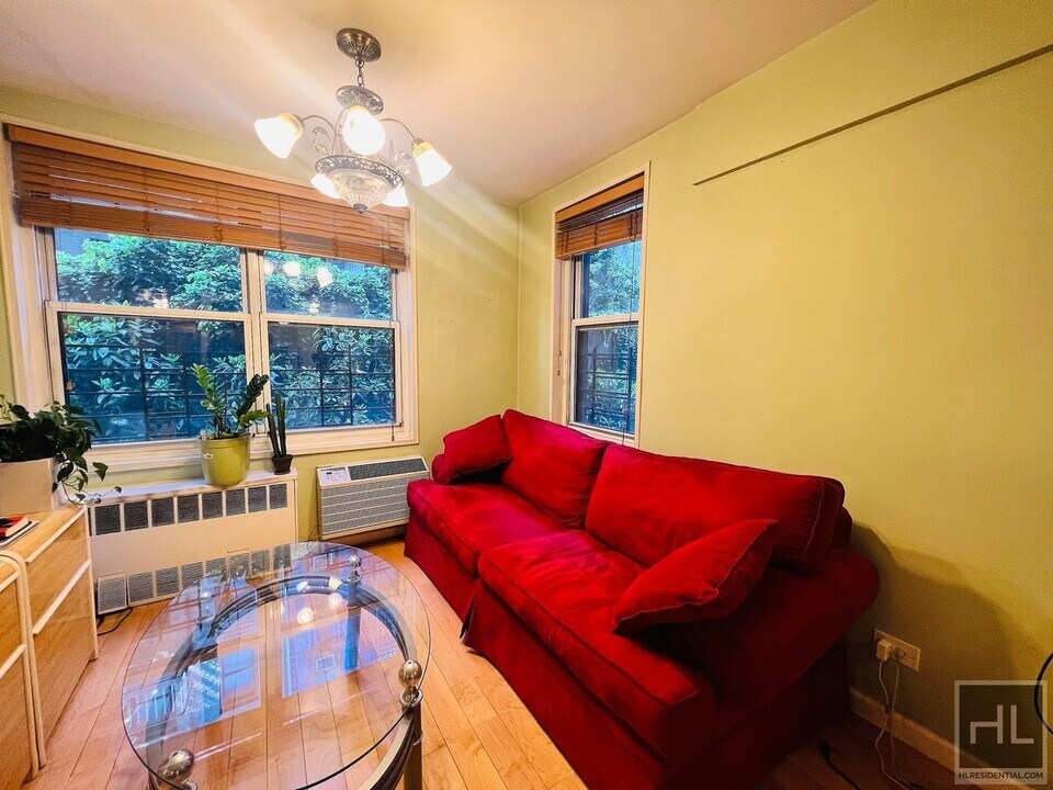 345 E 54th St, Unit 1J in New York, NY - Building Photo