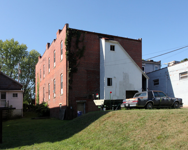 8526 Main St in Rushville, OH - Foto de edificio - Building Photo