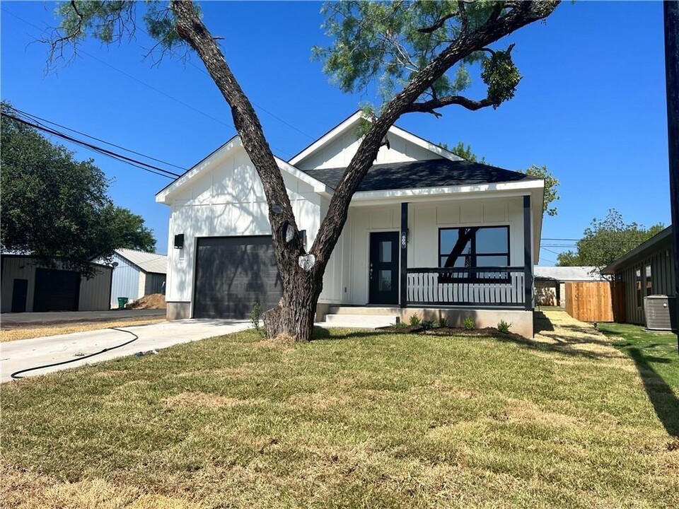 600 Fir Ln in Cottonwood Shores, TX - Building Photo