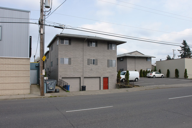 9025-9043 SE Stark St in Portland, OR - Building Photo - Building Photo