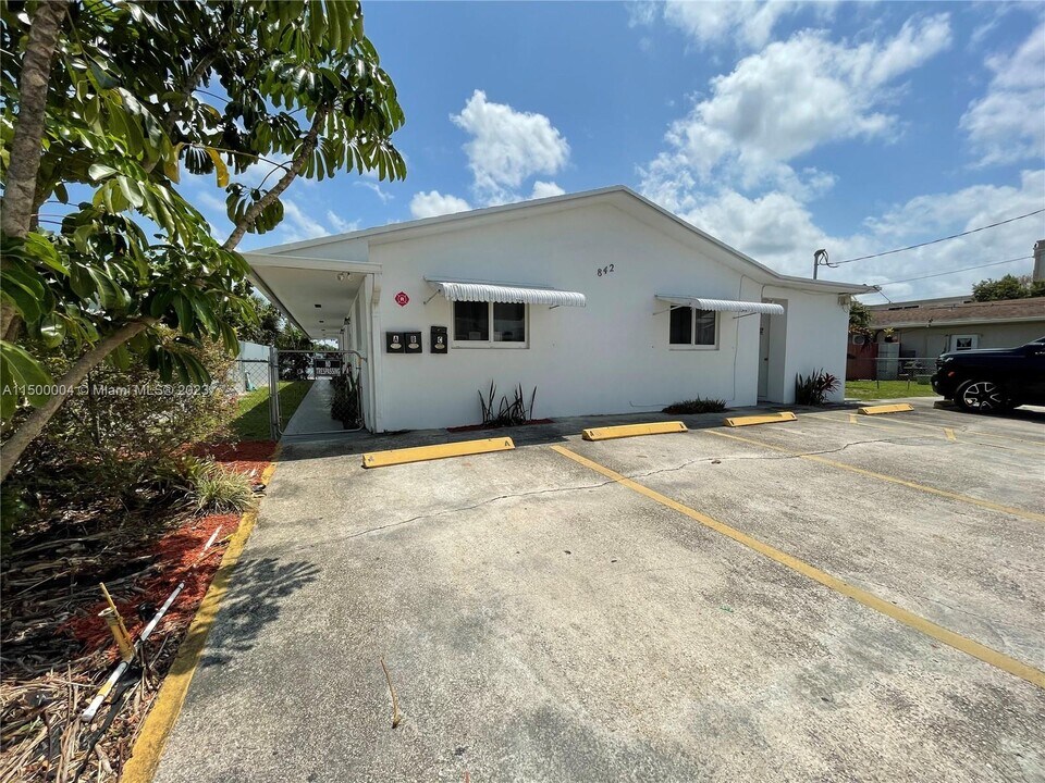 842 SW 2nd St, Unit A in Hallandale Beach, FL - Foto de edificio