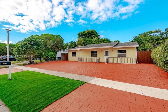 401 SW 76th Terrace in North Lauderdale, FL - Building Photo - Building Photo