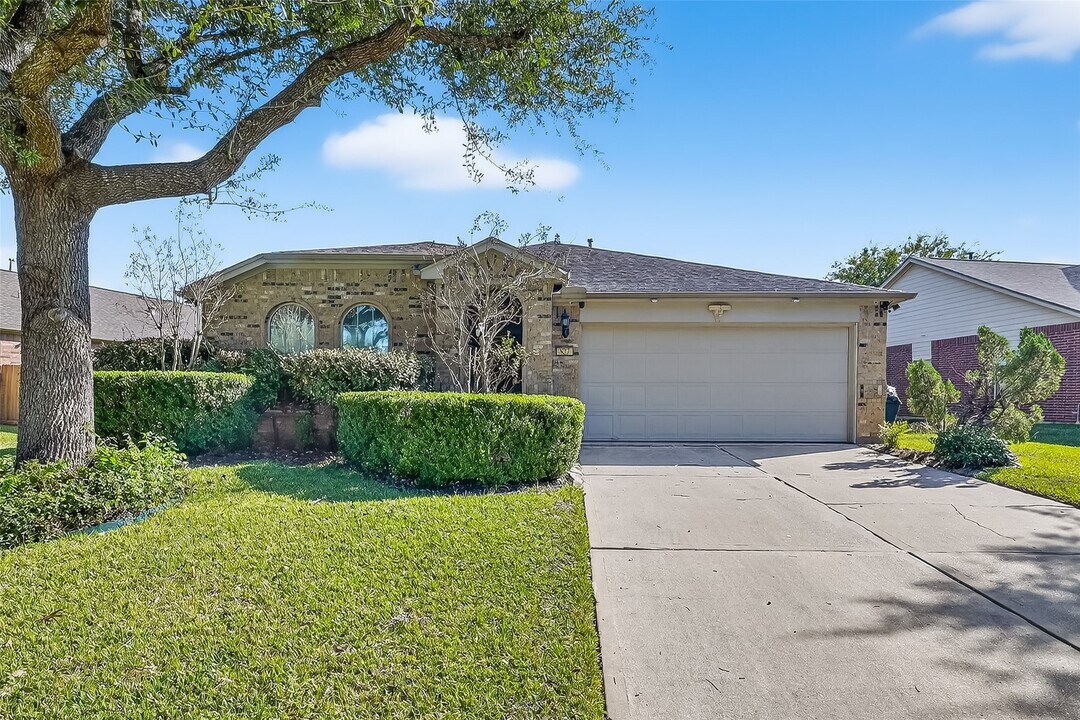 827 Honeysuckle Vine Dr in Rosenberg, TX - Building Photo