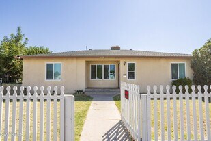 44632 Fern Ave in Lancaster, CA - Building Photo