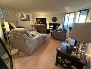 3660 N Lake Shore Dr, Unit 1312 in Chicago, IL - Building Photo - Building Photo
