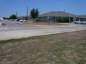 Springfield Villas in Lockhart, TX - Foto de edificio - Building Photo