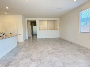 8765 Crestwood Hls St in Las Vegas, NV - Building Photo - Building Photo