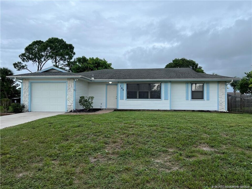 160 SE Lakehurst Dr in Port St. Lucie, FL - Foto de edificio