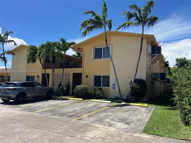 1733 Mayo St in Hollywood, FL - Building Photo - Building Photo