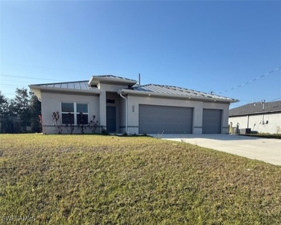 102 NW 24th Terrace in Cape Coral, FL - Building Photo