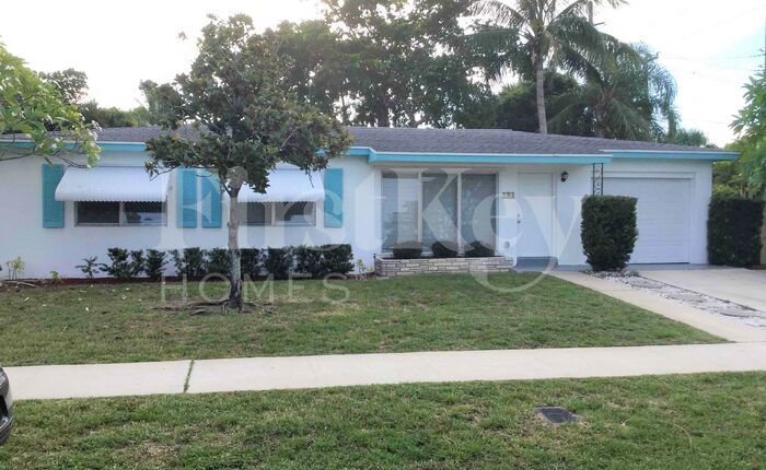 609 Snowden Dr in Lake Worth Beach, FL - Building Photo