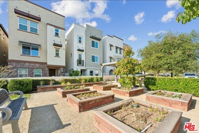 605 Daniel Freeman Cir in Inglewood, CA - Building Photo - Building Photo