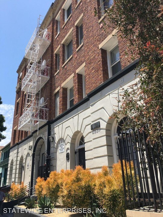 2933 W 8th St in Los Angeles, CA - Foto de edificio