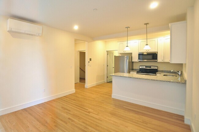 855 Beacon St, Unit 8 in Boston, MA - Building Photo - Building Photo