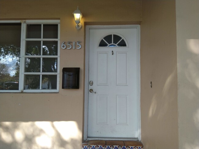 6515 SW 48th St in Miami, FL - Building Photo - Building Photo