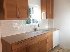 964 Larrabee St, Unit 205 in West Hollywood, CA - Building Photo - Building Photo