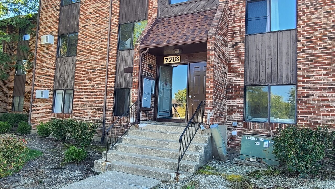 7713 Woodward Ave in Woodridge, IL - Building Photo