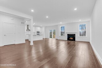 173 Woolley Ct in Ocean Township, NJ - Foto de edificio - Building Photo