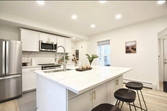 11 Noble St, Unit 1 in Brunswick, ME - Building Photo - Building Photo