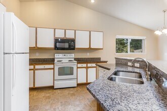 12215 121st Ave Ct E in South Hill, WA - Foto de edificio - Building Photo