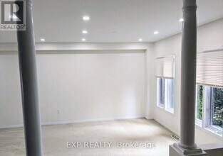 2315 Westoak Trails Blvd in Oakville, ON - Building Photo - Building Photo