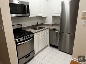 52 W 56th St in New York, NY - Building Photo - Building Photo