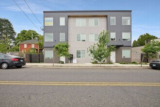4730 SE Belmont St in Portland, OR - Building Photo - Building Photo