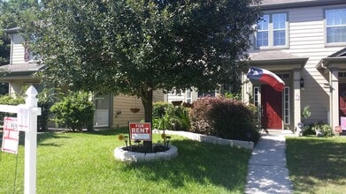 23609 Youpon Lake Lane, Unit Town home, 3 bedrooms 2 full, 1 partial Bath in Spring, TX - Foto de edificio - Building Photo