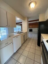 1002 Hillyer St in San Marcos, TX - Building Photo - Building Photo