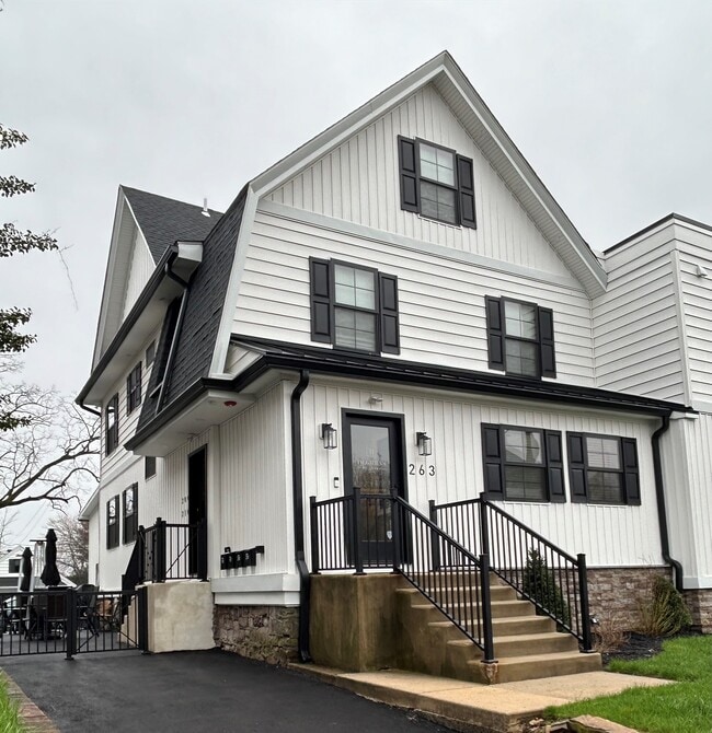 263 S York Rd, Unit 200