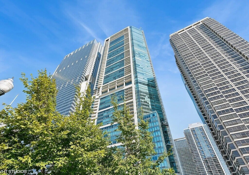340 E Randolph St in Chicago, IL - Building Photo
