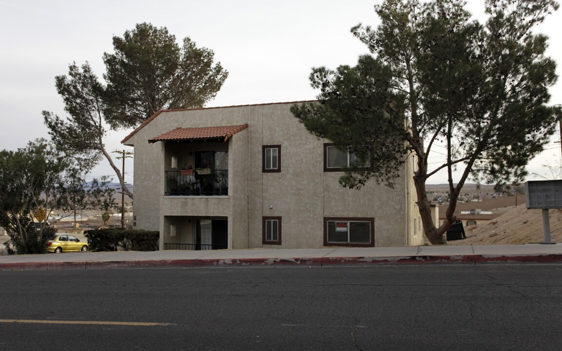 728 E Virginia Way in Barstow, CA - Foto de edificio