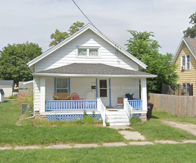 property at 846 Roscoe Ave