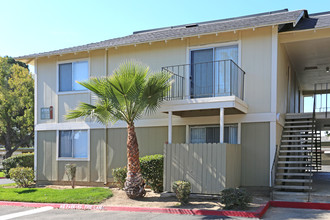 Parkwood Apartments in Fresno, CA - Building Photo - Building Photo