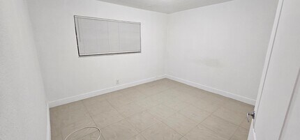 110 SE 2nd St in Hallandale Beach, FL - Foto de edificio - Building Photo