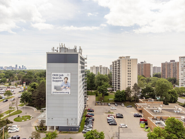 Bathurst Towers in Toronto, ON - Building Photo - Building Photo