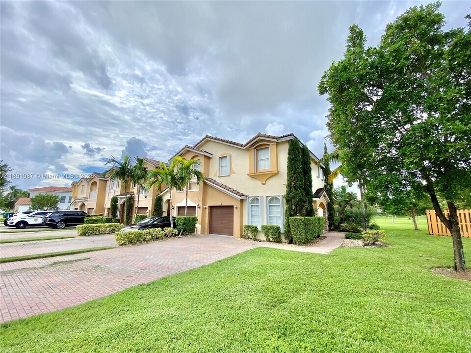 990 NW 99th Ct in Miami, FL - Foto de edificio