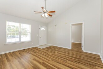 420 Wildwood Dr in Smyrna, TN - Foto de edificio - Building Photo