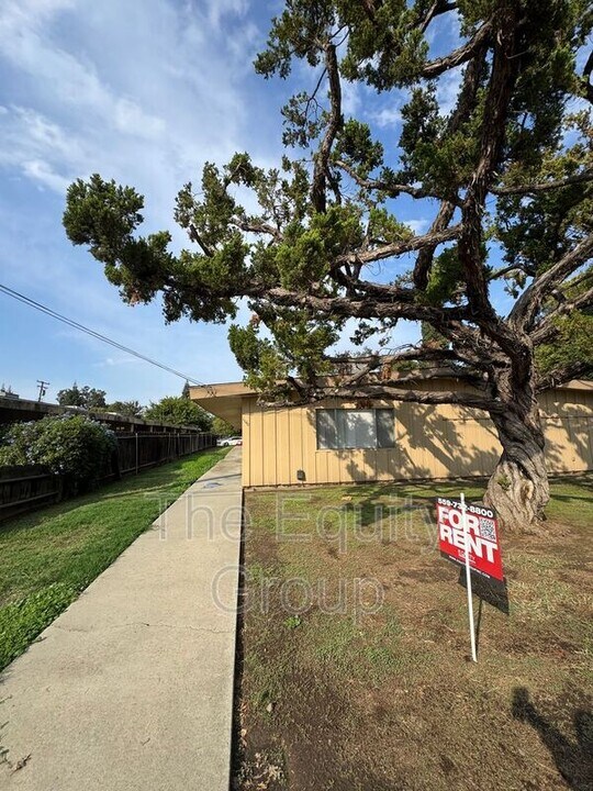 1140 W Tulare Ave in Visalia, CA - Building Photo