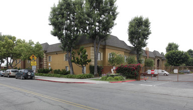 Chatham Village Apartments in Tustin, CA - Building Photo - Building Photo