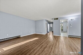 6 Heritage Dr in Avon, CT - Building Photo - Building Photo