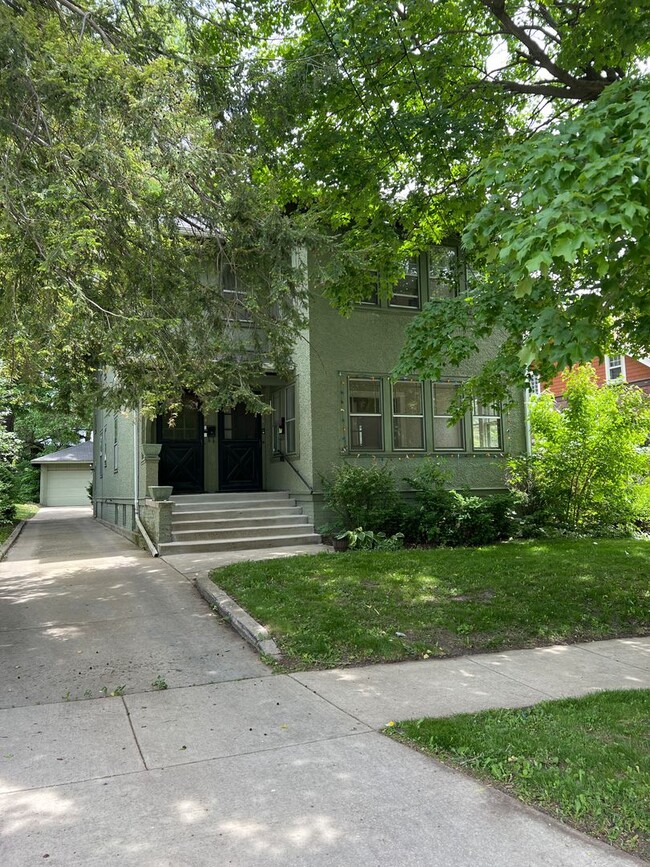 property at 124 S Gardiner Ave