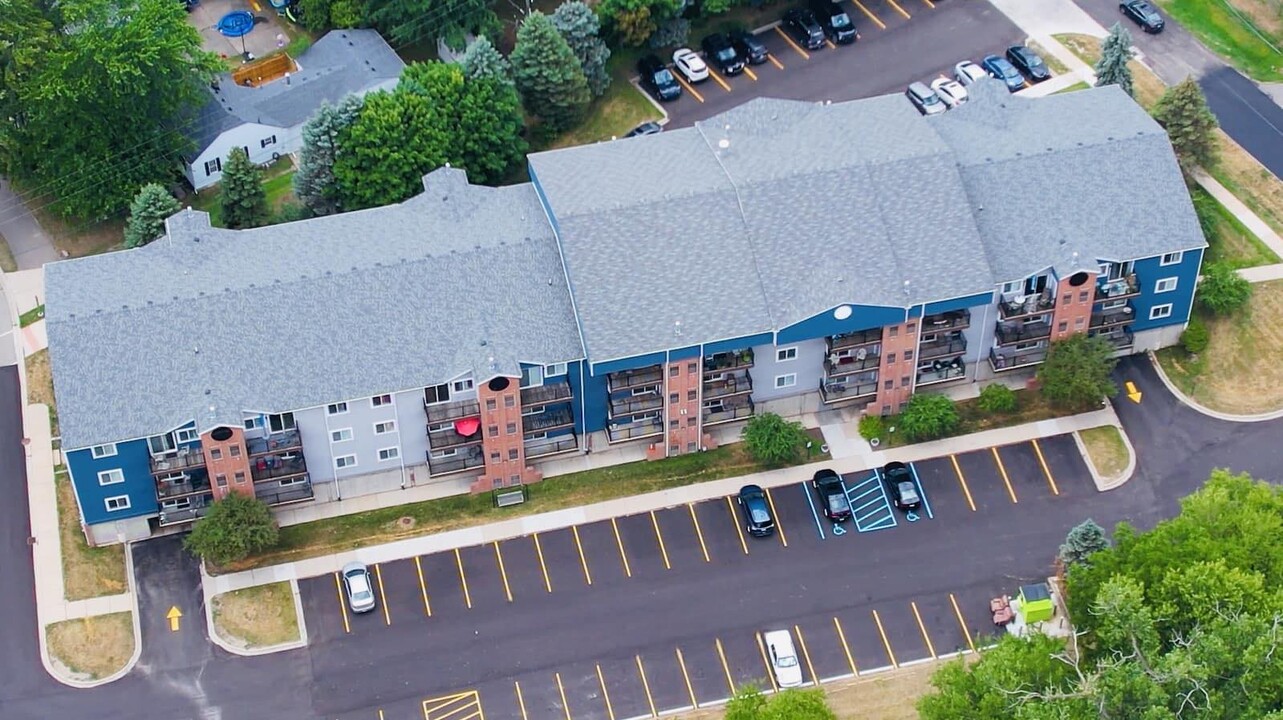 Riverside Senior Apartments (Ages 50+) in Utica, MI - Foto de edificio