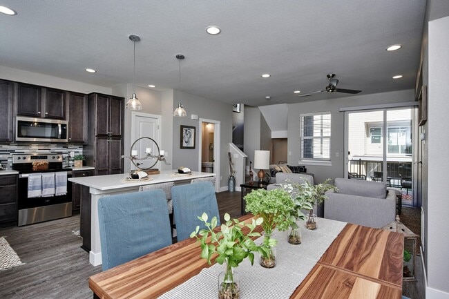 Creekline Townhomes in Denver, CO - Building Photo - Building Photo