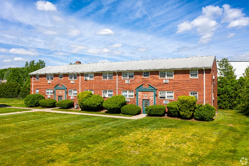 1570 Willard Ave in Newington, CT - Building Photo